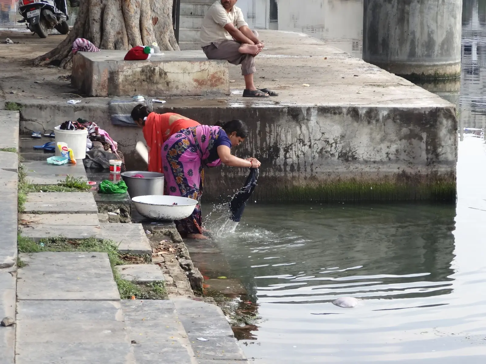 Udaipur | Ghat et lavandière